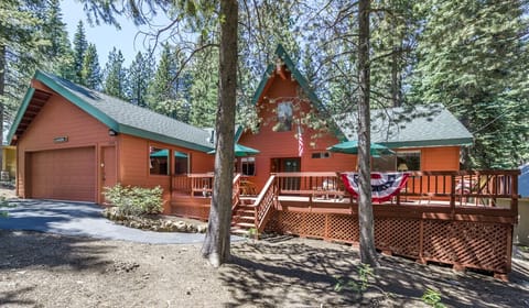 Beautiful cabin in pines, flat driveway & access to garage & 1 step up to home