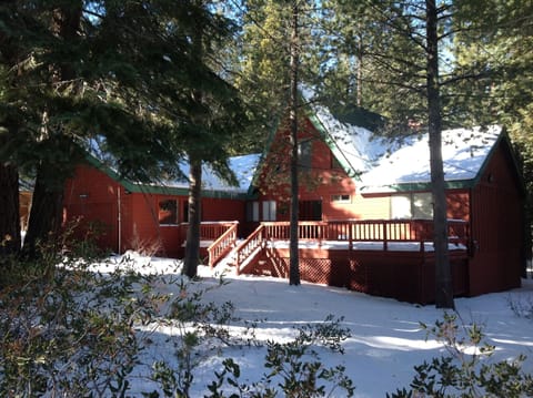 Tahoe Donner winter wonderland-easy access-plowed driveway and garage parking
