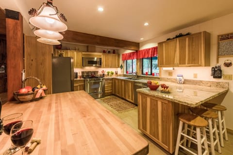 Well appointed chef's kitchen, micro, icemaker, gas range, dishwasher, blender..