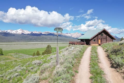 Spectacular Sawtooth Mountain Views in beautiful home only minutes from Stanley 