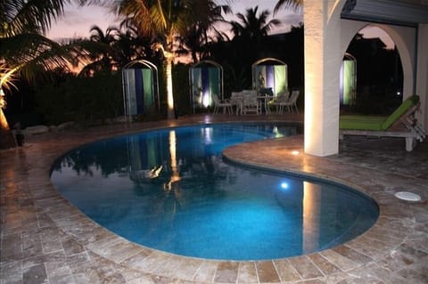 Heated soft water pool. Use day and night. Over looks the Ocean.
