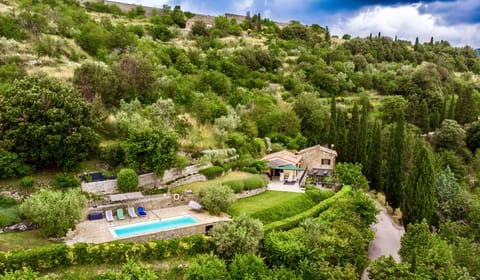 Just below the Medici Fortress Walls of Cortona. A short walk to town. Private.