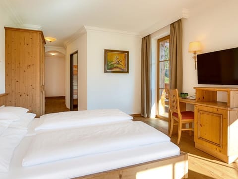 Family Studio "KRISTALL" with bay window - Hotel Kristall House in Salzburgerland