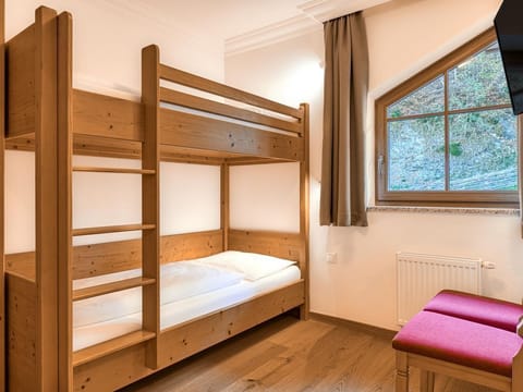 Family Studio "KRISTALL" with bay window - Hotel Kristall House in Salzburgerland