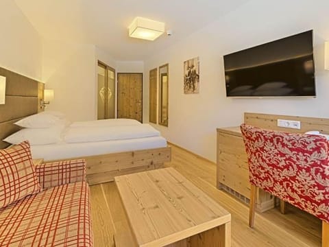 Double Room "SAPHIR" Superior Shower, WC short - Hotel Kristall House in Salzburgerland