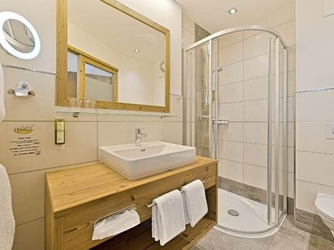 Double Room "SAPHIR" Superior Shower, WC short - Hotel Kristall House in Salzburgerland