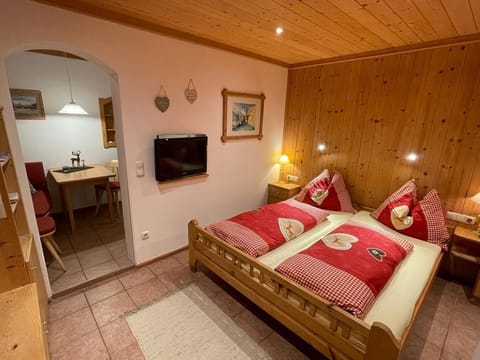 Apartment/living room/bedroom/shower, WC - Appartements und Ferienhaus Brandner Apartment in Salzburgerland