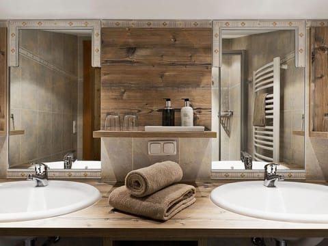 Cowslip violet alpine poppy mountain lily 55 m² - Holiday village Holzleb'n Farm Stay in Salzburgerland