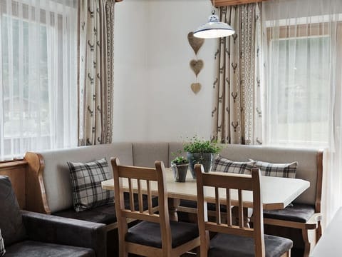 Cowslip violet alpine poppy mountain lily 55 m² - Holiday village Holzleb'n Farm Stay in Salzburgerland