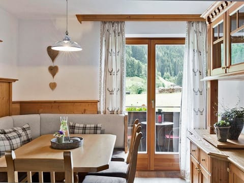 Cowslip violet alpine poppy mountain lily 55 m² - Holiday village Holzleb'n Farm Stay in Salzburgerland