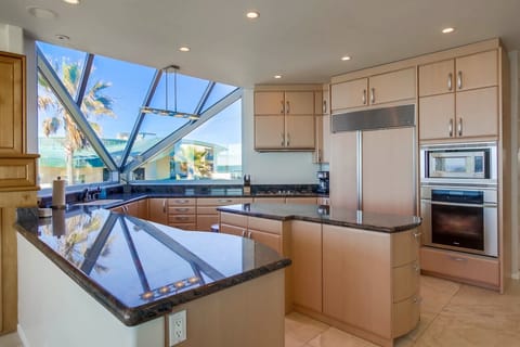 Light and bright kitchen