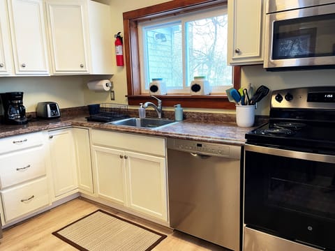 Full, eat-in kitchen with Bosch dishwasher, new stove, stainless fridge.