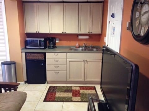 Kitchenette now has dual coffeemaker  for pot or single serve.