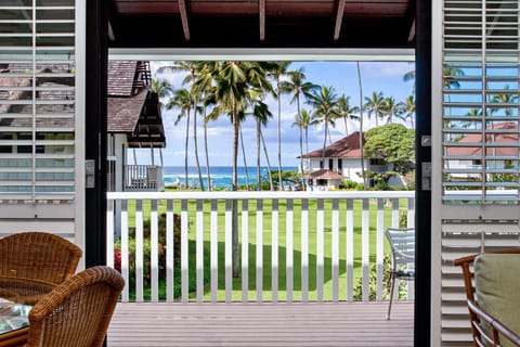 This is the view that you wake up to every morning. Lush grass, beautiful surf.