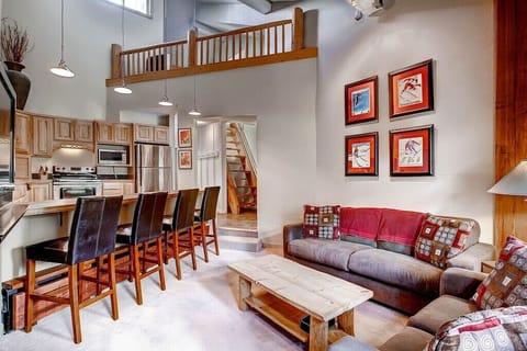 Relax and enjoy the comfort of this open plan kitchen and livingroom space!