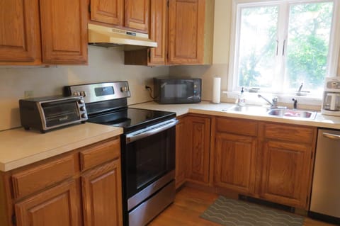 Kitchen offers an Electric Stove