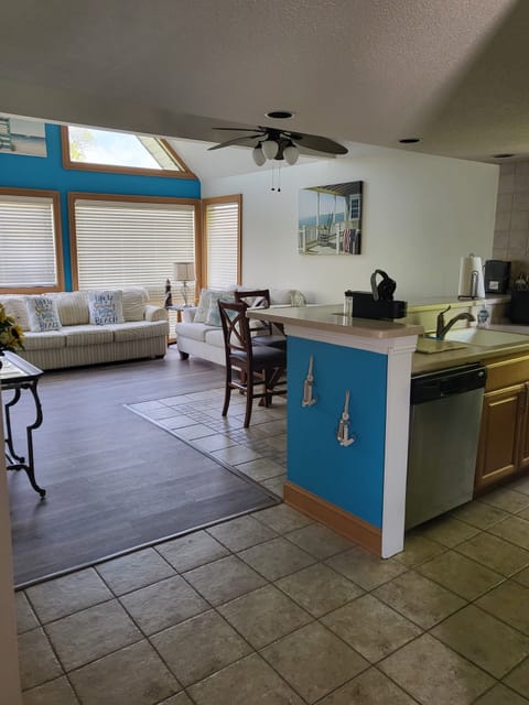3rd Floor Condo with Cathedral Ceilings 