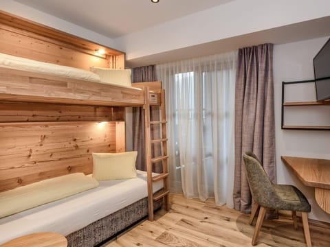 Family room C with shower, WC - Berghotel Hauserbauer House in Salzburgerland