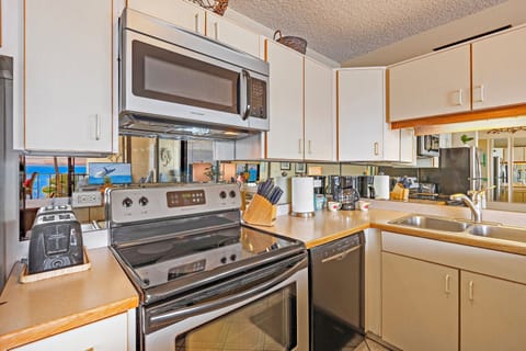 Fully equipped kitchen.