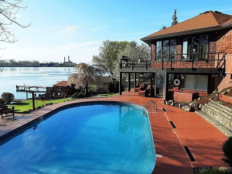 Niagara River Inn -  Inground Pool - Hot Tub - On the Niagara River
