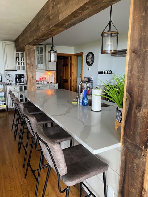 Oversized quartz eating bar