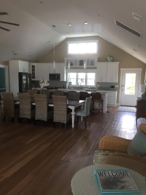 Large Great Room Area open into Kitchen with Vaulted Ceilings 