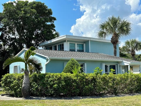 SOUTH BEACH’s Closest Home • AQUA COTTAGE • Comfy Cozy Fun Seaside Vero Beach