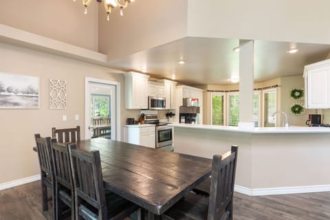 Kitchen & seating for 8