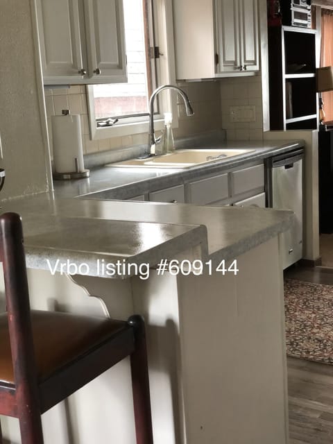 Breakfast bar for 2 in the kitchen