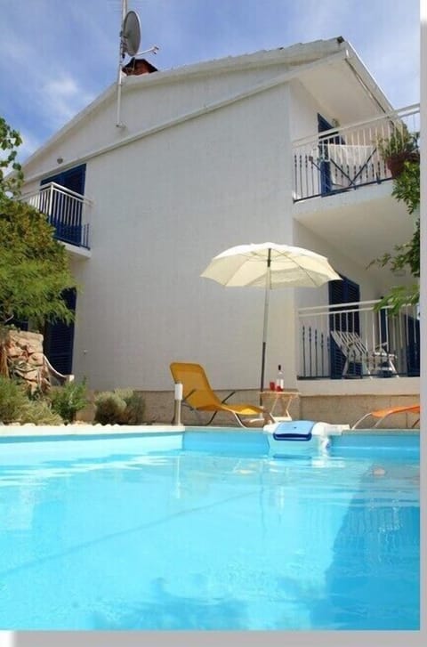 private swimming pool (heated, with hydromassage, solar shower, toys, equipment)