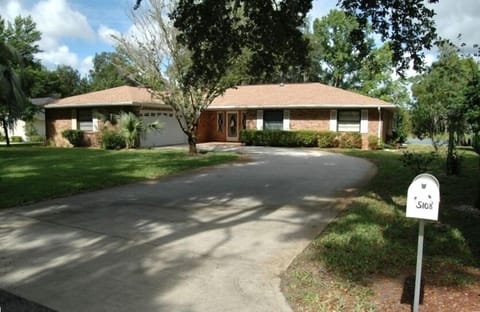 Relaxing LAKE HOME in private, quiet neigborhood.