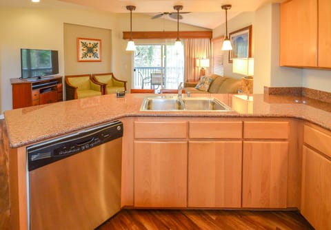 Beautiful fully-equipped kitchen with Stove, Full Fridge, Dishwasher, Microwave