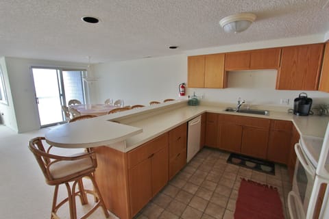 Spacious kitchen with a breakfast bar that seats 6 comfortably 