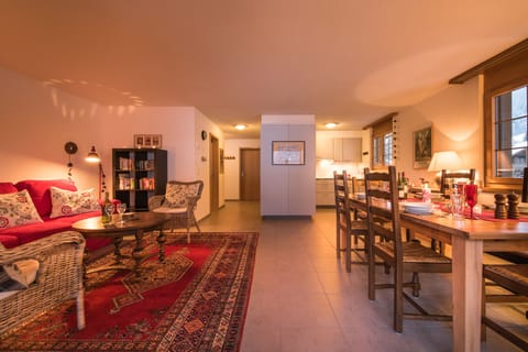Open plan living area with an extendable dining room table.