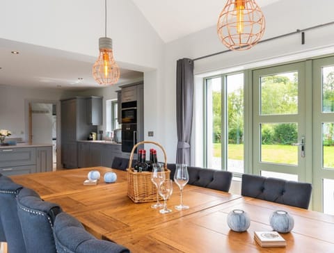 Fantastic eating table in real wood and nice sitting chairs 