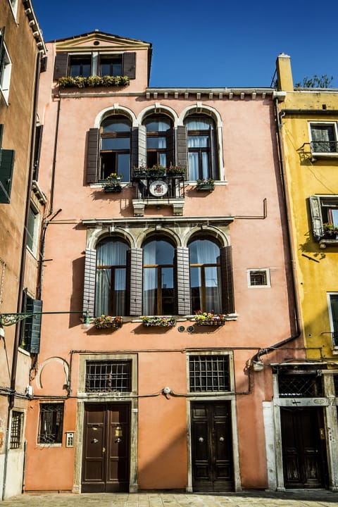 The apartment 3 large windows on the 1st floor "piano nobile"