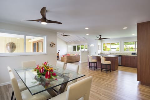 Dining Area seats six people