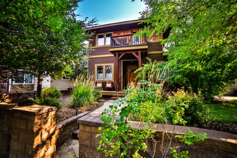 View of the front entrance from Elgin Street