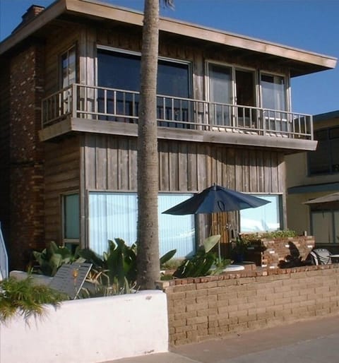 Upstairs Condo with shared Patio on the boardwalk