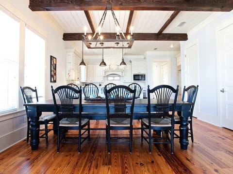 Seating area, along with the counter for big family get togethers. 