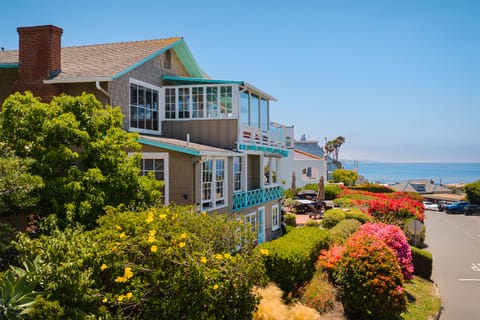 Laguna Beach Charmers, a North Laguna getaway steps to Heisler Park.