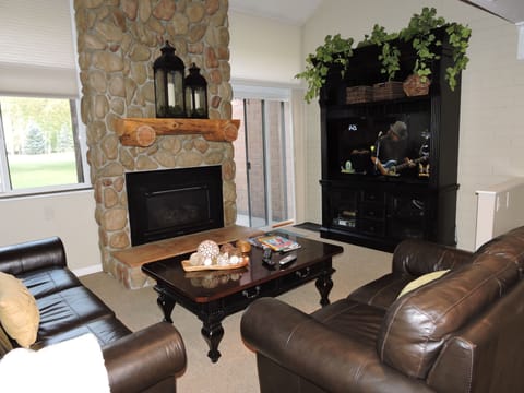 FLAT SCREEN
SLIDING DOOR TO BACK DECK AND FAIRWAY