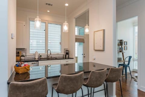 Kitchen seating - you can see off to the right, the office/nook