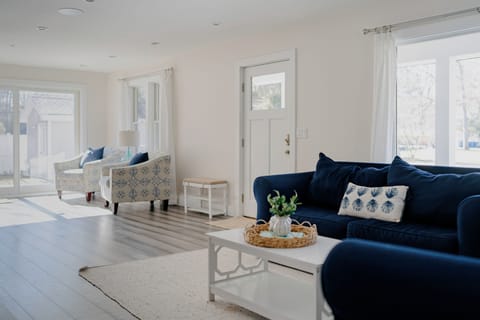 Living room, open concept, smart TV