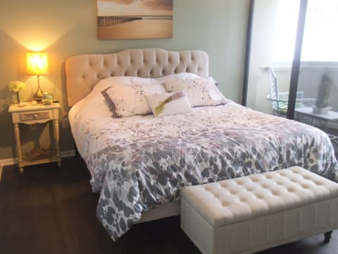master BR, w full bath,storage ottoman, enclosed balcony on ocean, 42'flatscrn