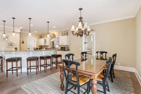 Large Kitchen - Plenty of Space!