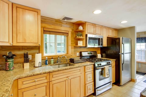 Kitchen | Cooking Basics | Coffee Maker | Paper Towels/Trash Bags Provided