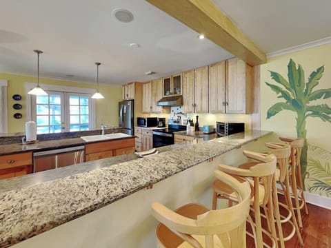 Full Kitchen w/ Large Island & Bar Counter Seating