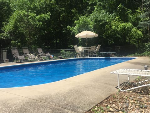 Poolside seating for 10+