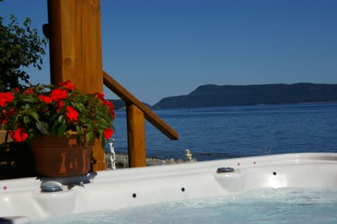 OCEAN FRONT  8 person HOT TUB W/ waterfall and music